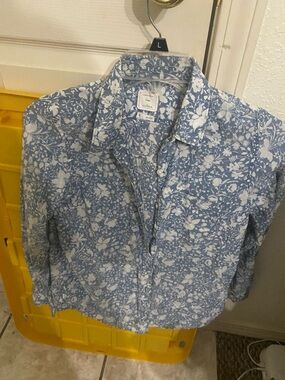 Gap "The Fitted Boyfriend" Floral Shirt
Brand: Gap
Size: S